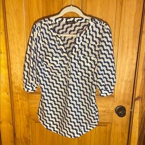 Stitchfix Private Label 41Hawthorn! Blue & White Wavy Short Sleeve Blouse EUC